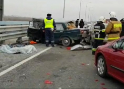 Опубликовано видео с последствиями ДТП на мосту в Волжском, где утром погибли два человека