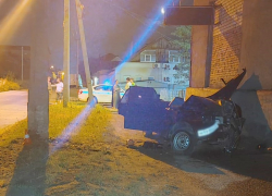 Несовершеннолетний студент врезался в столб на маминой машине в Волгограде