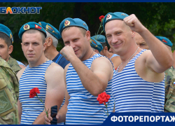 Центр Волгограда заполнили десантники в голубых беретах