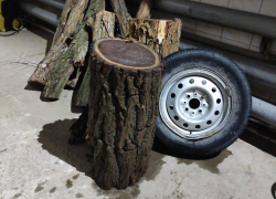 Из волгоградской канализации вытащили  автомобильное колесо и спиленное дерево