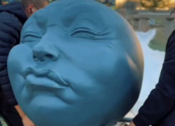 «Губы, которые помнят вкус»: странная скульптура появилась  парке под Волгоградом