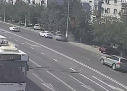Mazda в центре Волгограда врезалась в столб: ДТП попало на видео