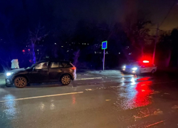 На юге Волгограда внедорожник на «зебре» сбил двоих пешеходов 