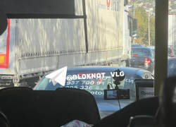 «Едем два часа»: гигантская пробка парализовала Университетский проспект в Волгограде 