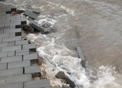 Под Волгоградом смыло под воду набережную за 100 миллионов