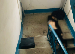 Выкинул труп в подъезд, чтобы не мешал: волгоградца убили после звонка маме