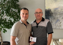 Загадочную медаль вручили бывшие полицейские главному ветерану Волгограда и области