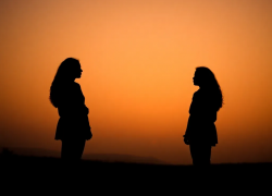 Тела двух девочек нашли под окнами 16-этажки в Волгограде