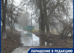 Дети каждый день рискуют провалиться в яму и утонуть по пути в школу "Дарование"