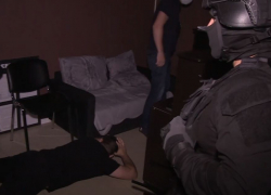 Подпольное казино накрыли на севере Волгограда: задержания попали на видео