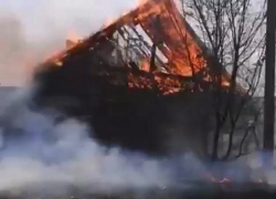 На видео попал полыхающий дом в Волгограде