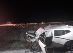 Водитель и пассажир скончались в искореженной иномарке на волгоградской трассе 