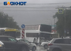 Двухэтажный автобус попал в массовое ДТП в Волгограде: видео 