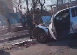 «Десятка» влетела в троллейбус в Волгограде: момент аварии попал на видео