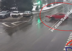 Авария как из боевика попала на видео в центре Волгограда