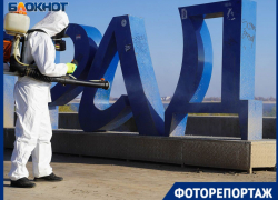Люди в противогазах вышли на центральную набережную Волгограда: прогулки под запретом