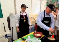 Губернатор пришел жарить блины на молодежном фестивале в Волгограде