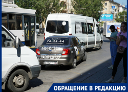 «Не подъедет ни один вид транспорта»: волгоградец возмущен запаркованной таксистами остановкой «Торговый центр»