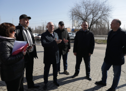 Волгоградских депутатов прокатили по ухабам убитых дорог на юге города