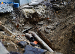 Волгоградка провалилась в размытую водой фекальную яму