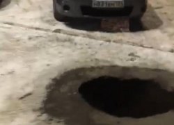 Волгоградцы едва не сварились заживо в кипятке из-за провала в асфальте