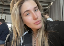 «Щекотавшую» грудь Родины-матери блогершу задержали в Москве после побега из России