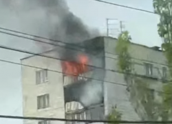 Охваченную огнем 9-этажку сняли на видео в Волгограде 