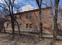 Двухэтажка вспыхнула ночью в «гетто» на юге Волгограда