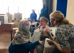 В Волгограде прибывших из Донбасса женщин поздравили с 8 Марта