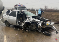 Мужчина погиб, двухлетний пострадал в лобовом ДТП под Волгоградом — видео