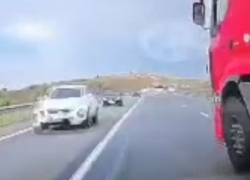 Тягач выдавил Toyota на встречную полосу под Волгоградом: погибла женщина, двое детей в больнице 