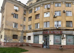 Легендарный книжный магазин в сталинском доме с лепниной продают на севере Волгограда 