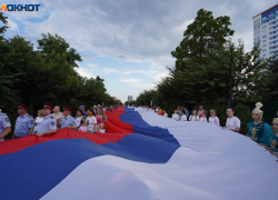 Стометровый флаг пронесли по центру Волгограда на День России 