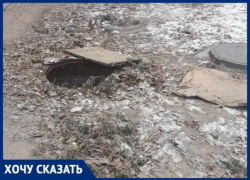«Прикрыт «фанеркой»: жители с лета просят закрыть опасный люк в Городище у школы