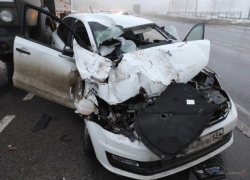 Водитель влетевшей в КамАЗ иномарки погиб в Волгограде