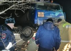 Под Волгоградом Hyundai столкнулся с бензовозом: пятеро погибших