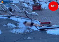 На него смотрели дети: под Волгоградом труп молодого мужчины полдня пролежал на крыше магазина