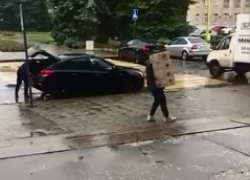 Заметают следы?: В Волжском оперативно эвакуируют подпольный масочный цех
