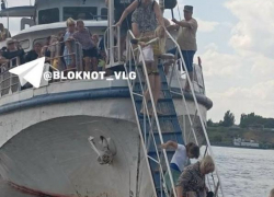 «Выглядит как кораблекрушение»: в воду высаживают пассажиров на юге Волгограда