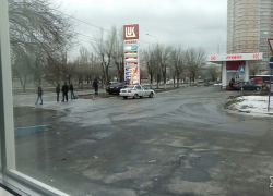 Такси врезалось в рекламный щит на заправке в Волгограде 