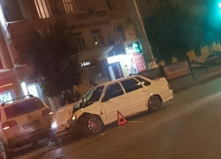 В Волгограде два водителя не разобрались, кому горит «красный»