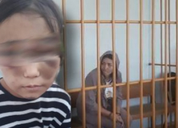 Прижигала утюгом и окунала в унитаз: мачеха-учительница получила 4 года за истязания падчерицы