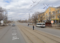 Выходящую из трамвая женщину снес 15-летний байкер в Волгограде