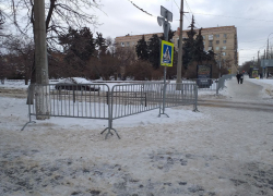 В центре Волгограда оградили сквер и дежурит полиция