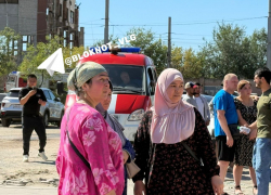 «Люди в отчаянии пытаются прорваться сквозь полицейский кордон»: многомиллионные убытки ждут торговцы горящего в Волгограде рынка 