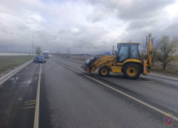 Экскаватор-погрузчик отправил в больницу волгоградского водителя 