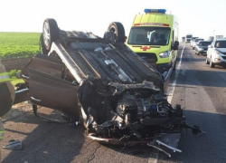 Под Волгоградом в перевернувшейся иномарке разбились 4 человек