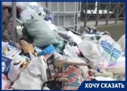 Жильцы элитной новостройки жалуются на зловонную кучу мусора