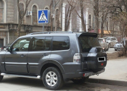 В Волгограде родители учащихся гимназии №3 возмущены припаркованным на переходе внедорожником