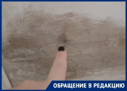 «Плачущую» крышу в своей квартире сняла на видео волгоградка 